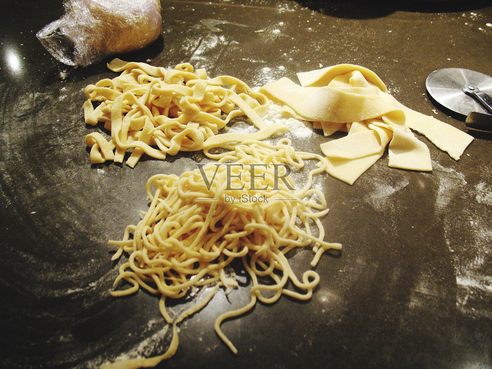 厨房柜台上生面食的高角度视角照片摄影图片