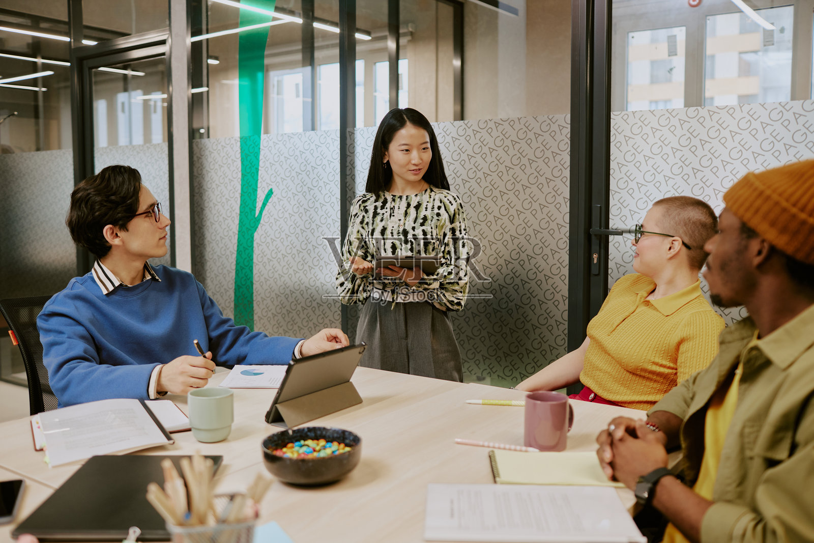 年轻的亚洲女性在办公室会议上讲话照片摄影图片
