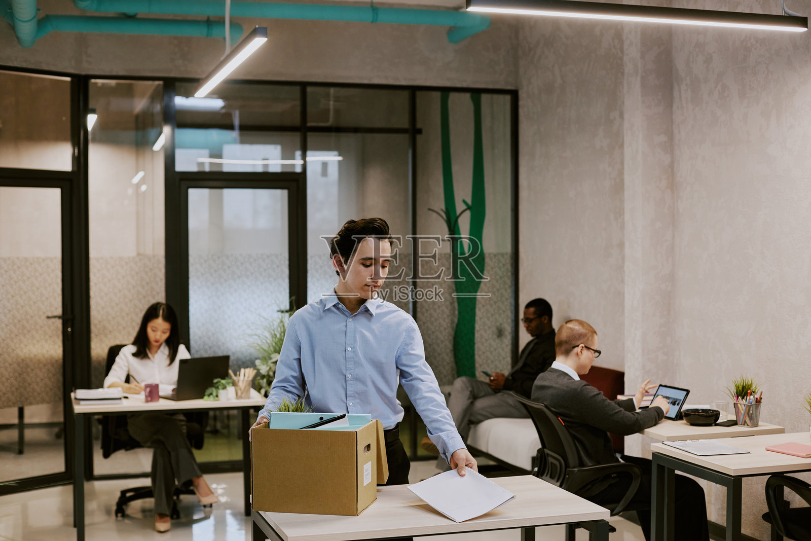 新员工为工作日做好准备照片摄影图片