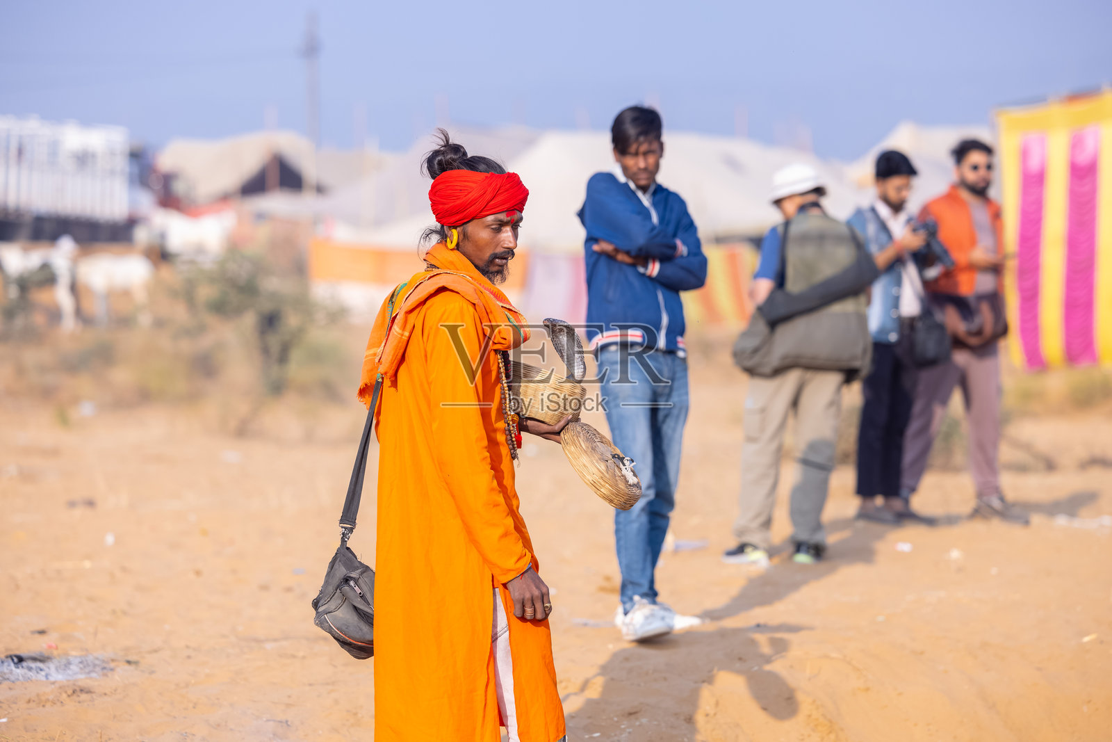 普什卡尔骆驼集市上的男性耍蛇人照片摄影图片