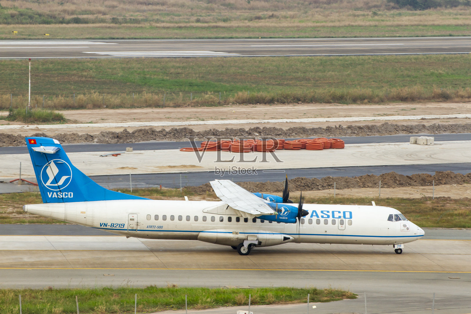 一架越南航空服务公司(VASCO)的atr72 -500飞机(注册号VN-B221)在越南新山国际机场跑道上滑行。照片摄影图片