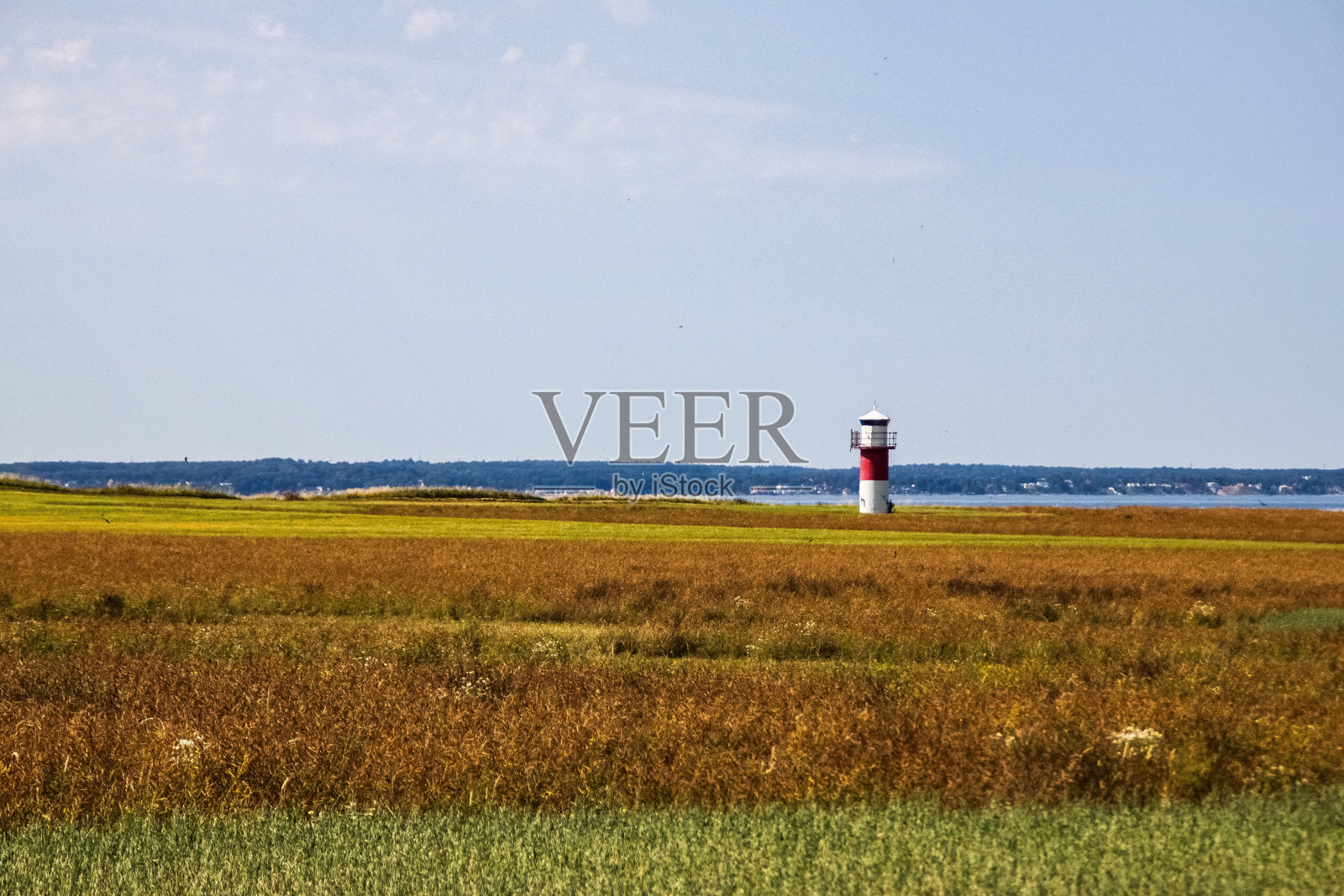 背对天空的灯塔照片摄影图片