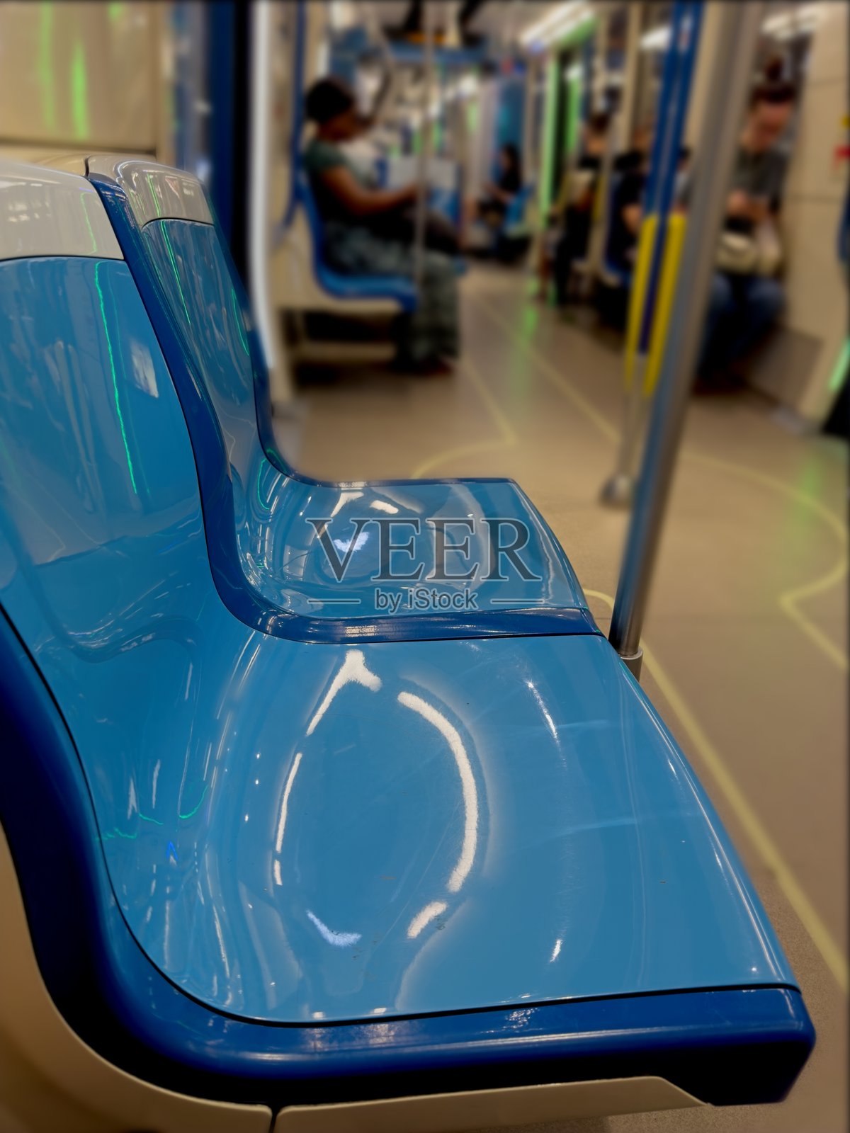 现代地铁里的蓝色座位照片摄影图片