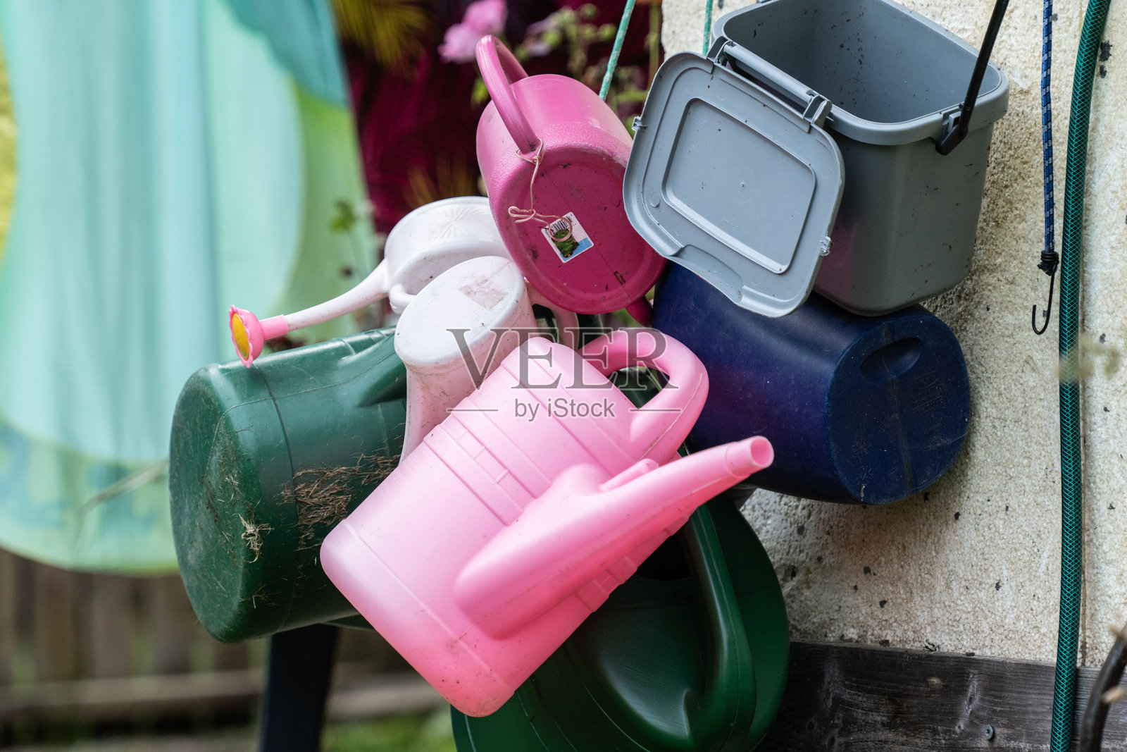 花园里五颜六色的水罐。照片摄影图片