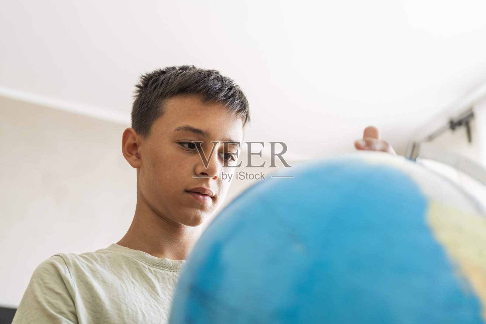 小学生在家用地球仪学习照片摄影图片