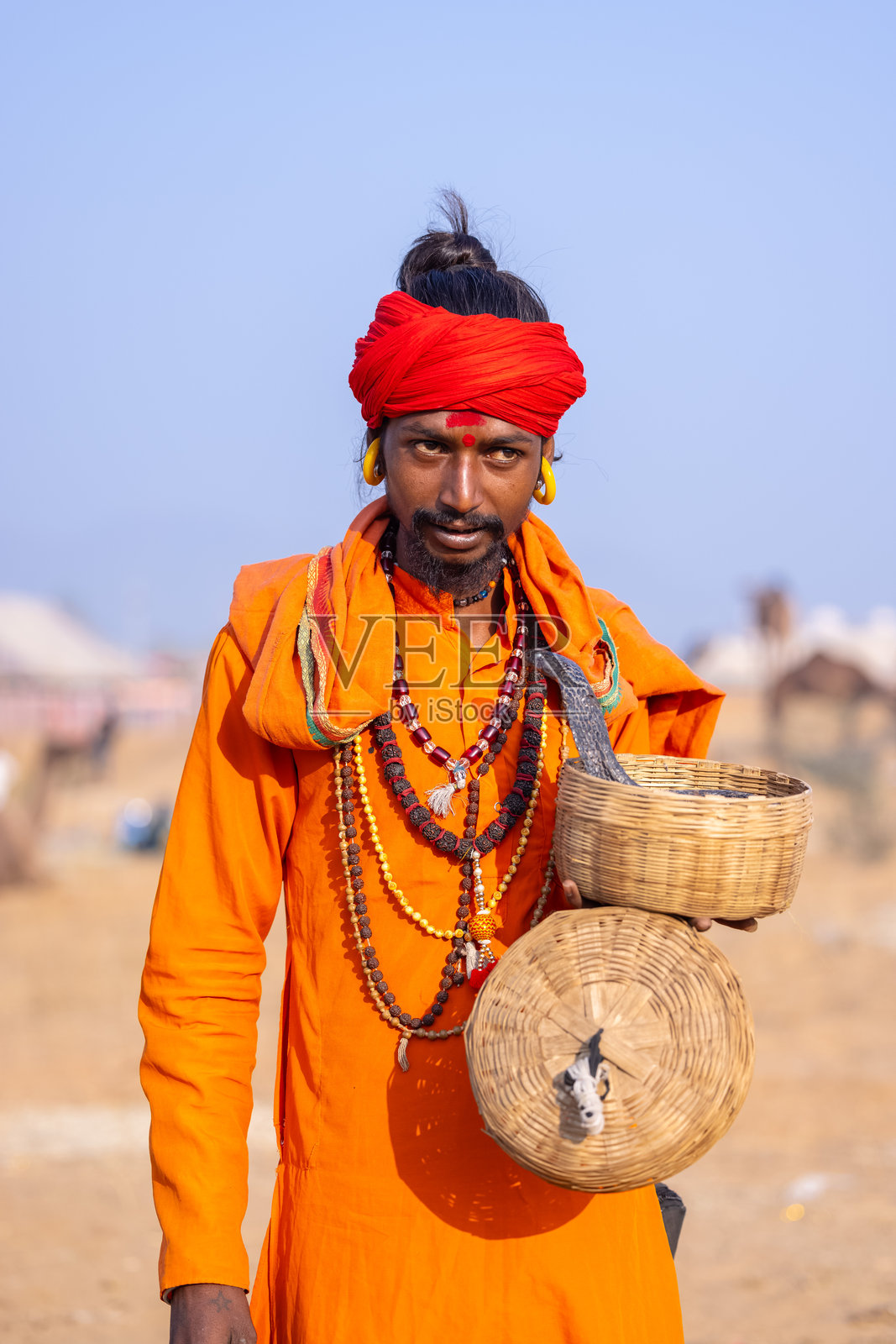 普什卡尔骆驼集市上的男性耍蛇人照片摄影图片