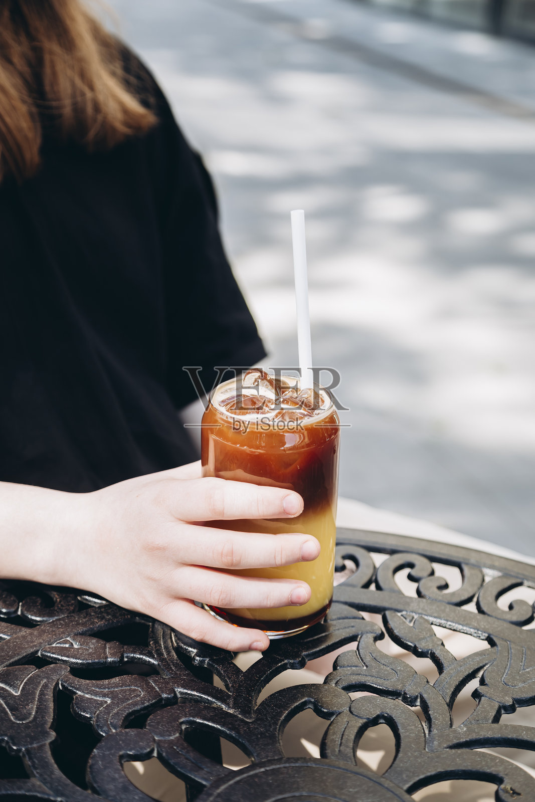 Bumble咖啡，加冰的橙汁咖啡，清爽的夏日饮品。照片摄影图片