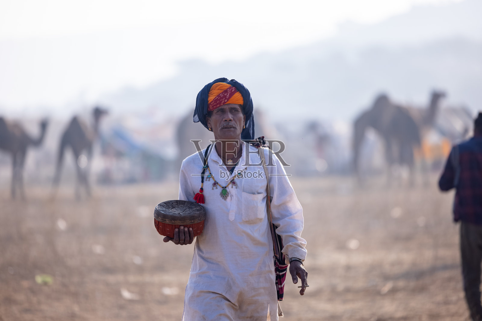 普什卡尔骆驼集市上的男性耍蛇人照片摄影图片