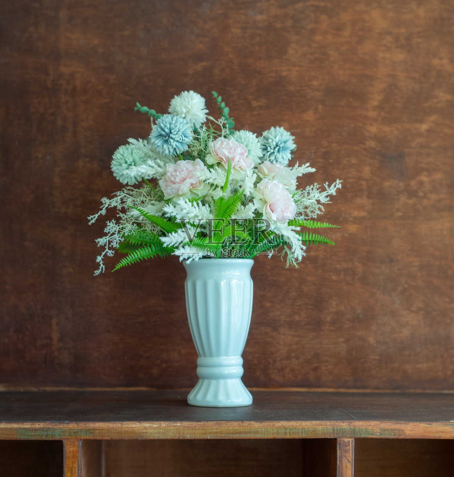 木桌上的假花照片摄影图片