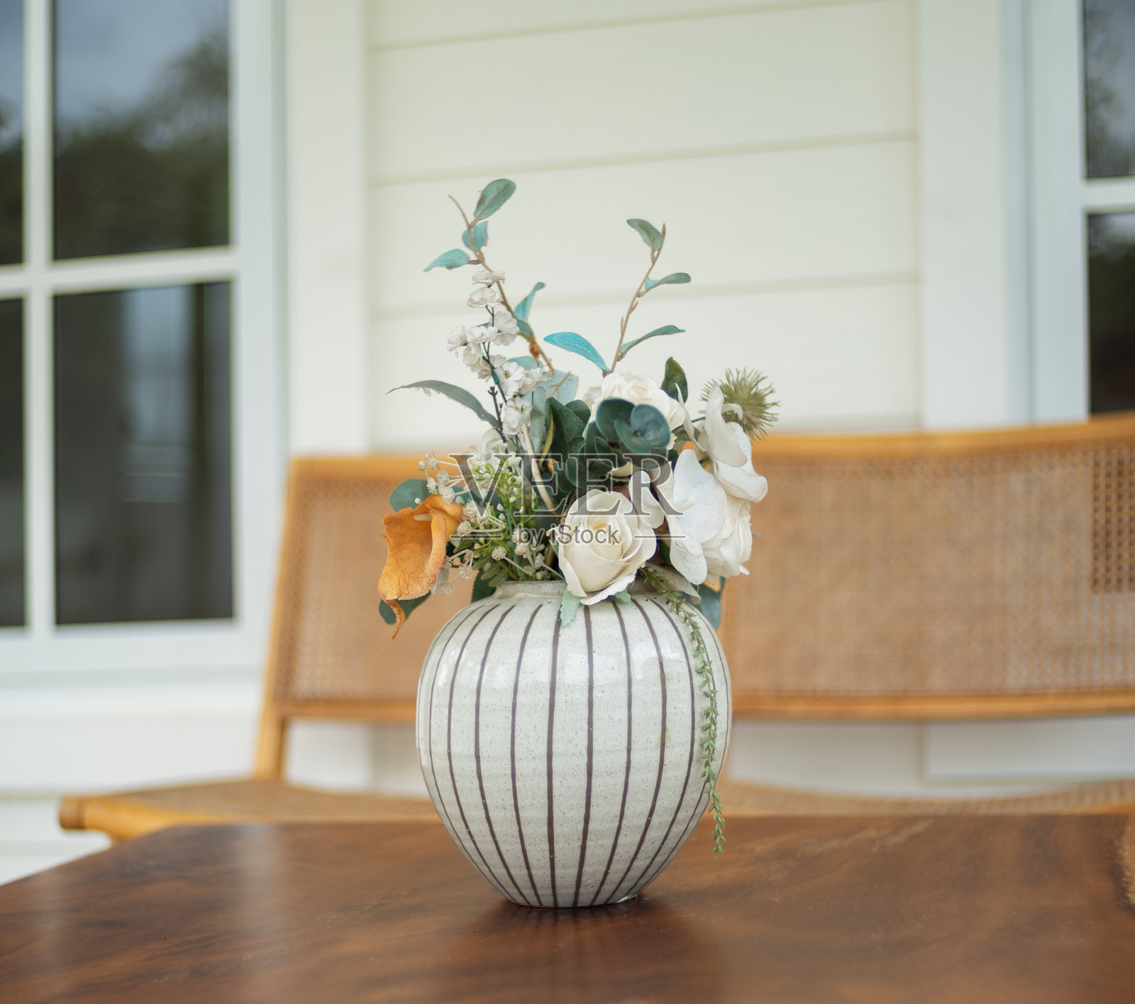 桌上花瓶里的假花照片摄影图片