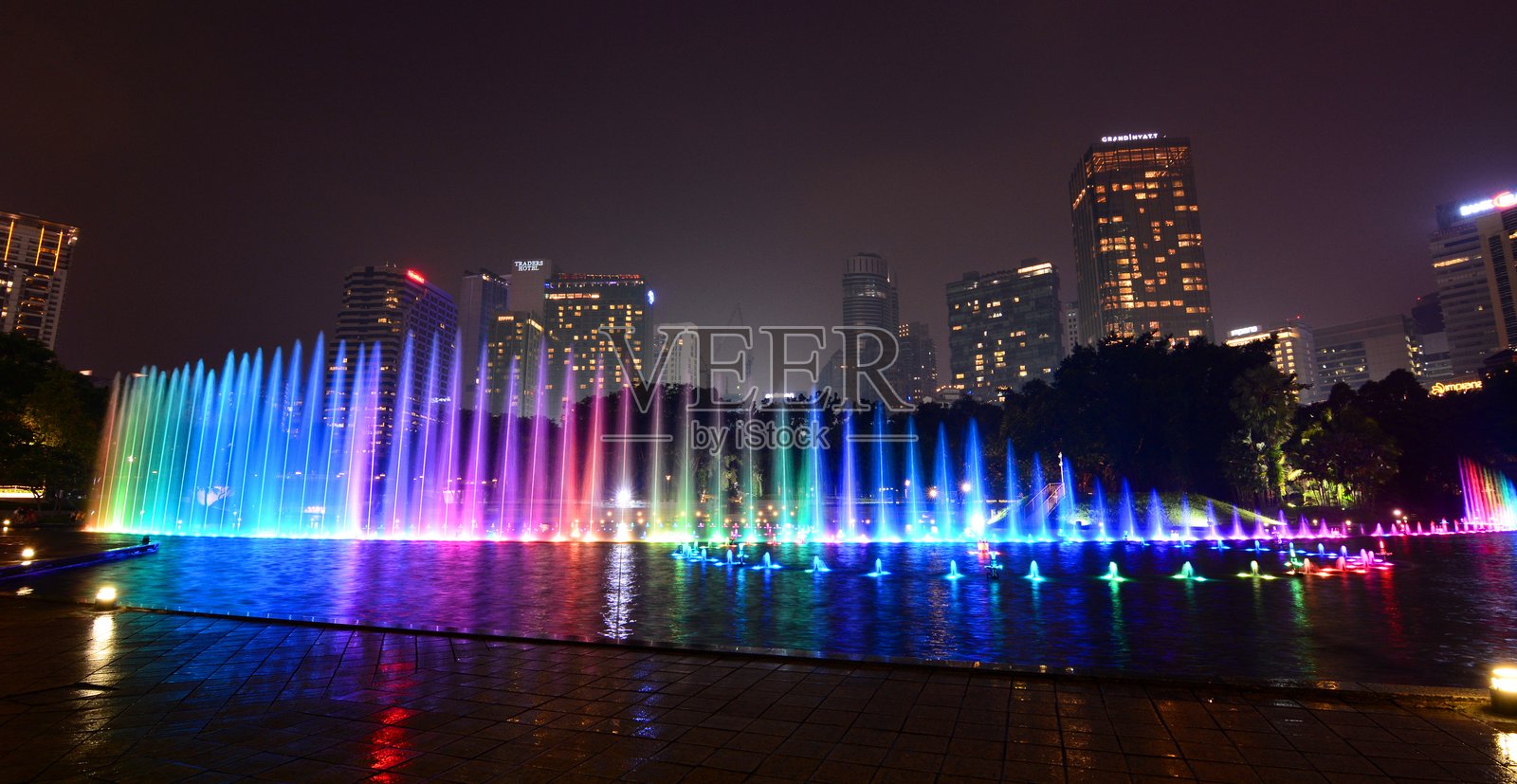 夜晚城市里的灯光喷泉照片摄影图片