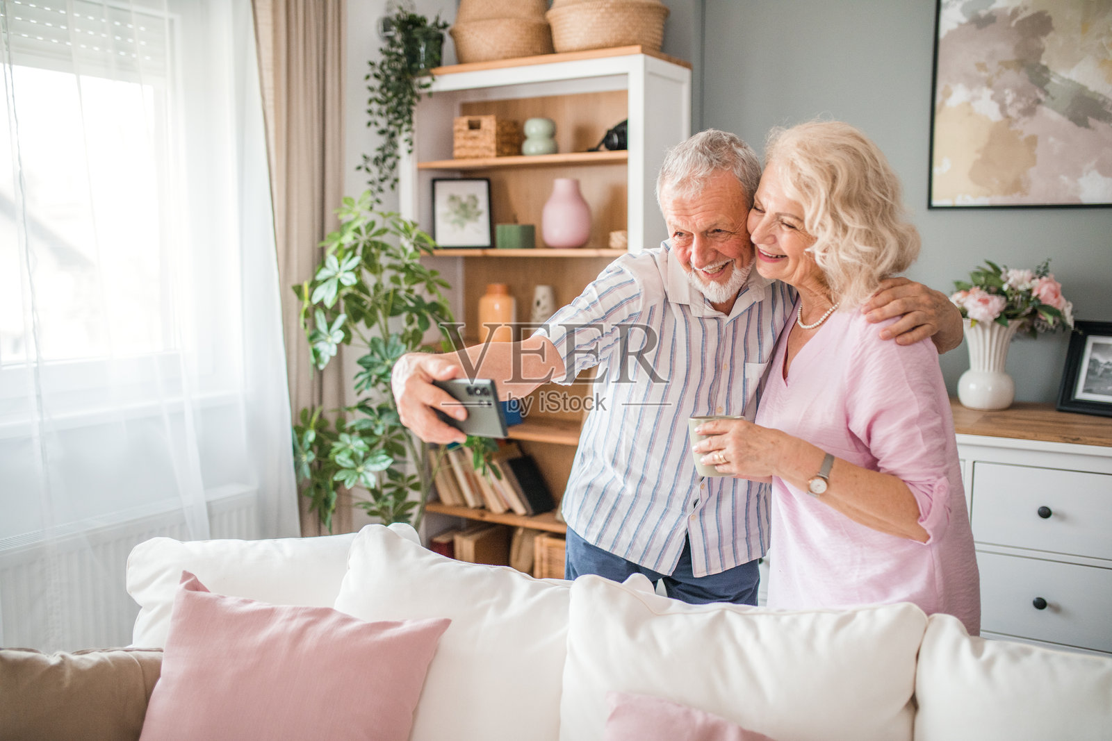 老夫妇在家里自拍，玩得很开心照片摄影图片