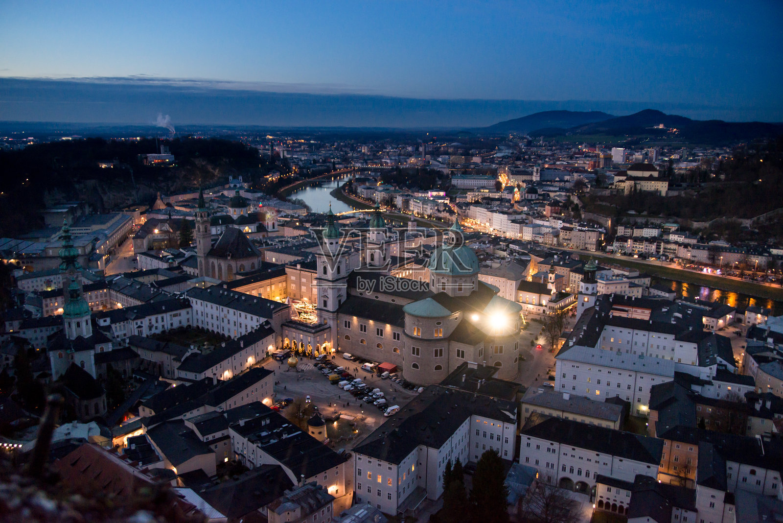 黄昏天空下的城市鸟瞰图照片摄影图片