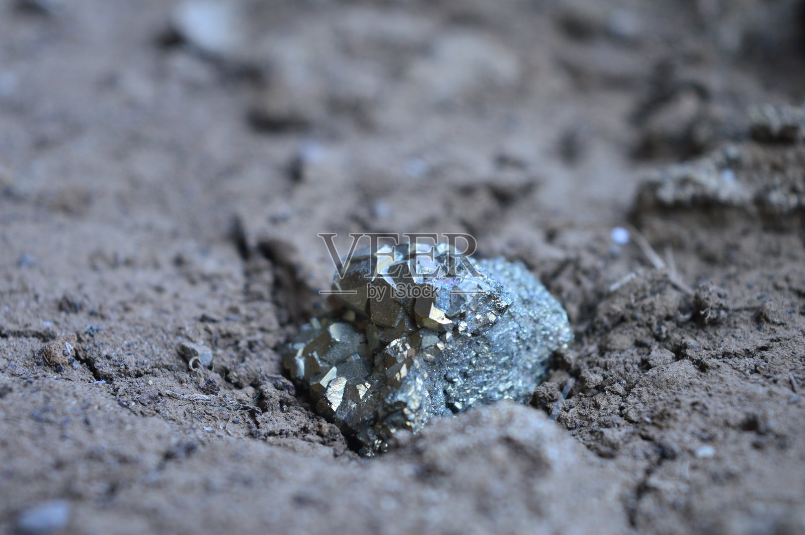 田野上的黄铁矿特写照片摄影图片