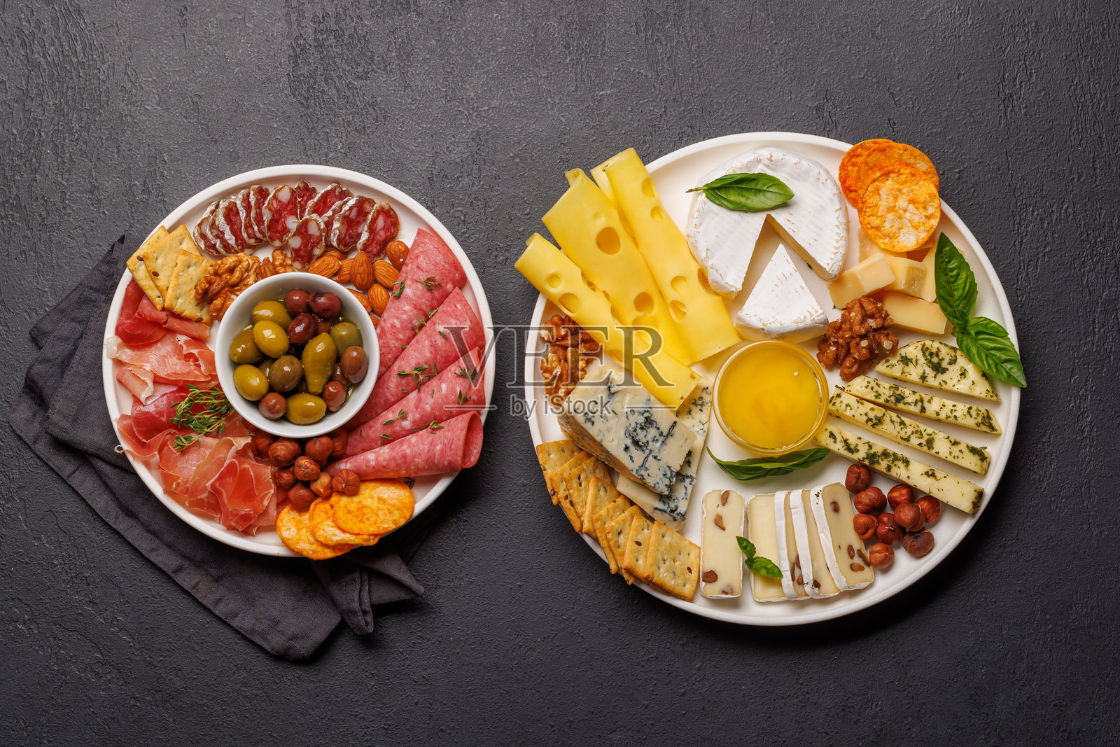 各种奶酪和肉类的精选照片摄影图片