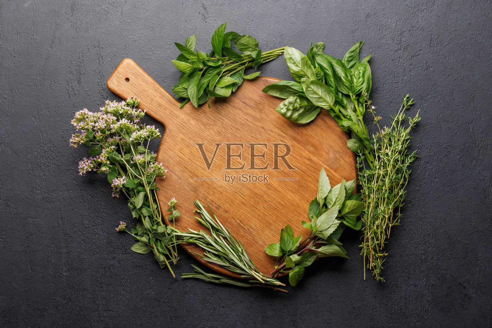 桌上有各种各样的草药照片摄影图片