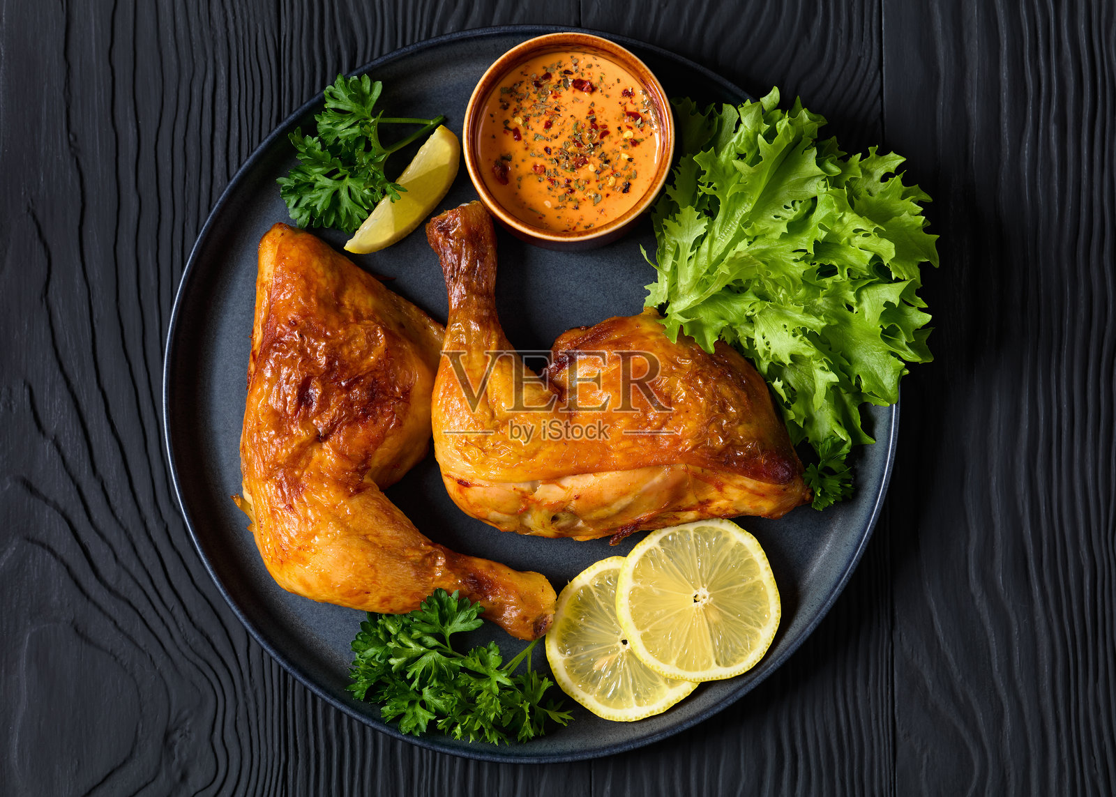 生菜、柠檬炸鸡腿装盘照片摄影图片