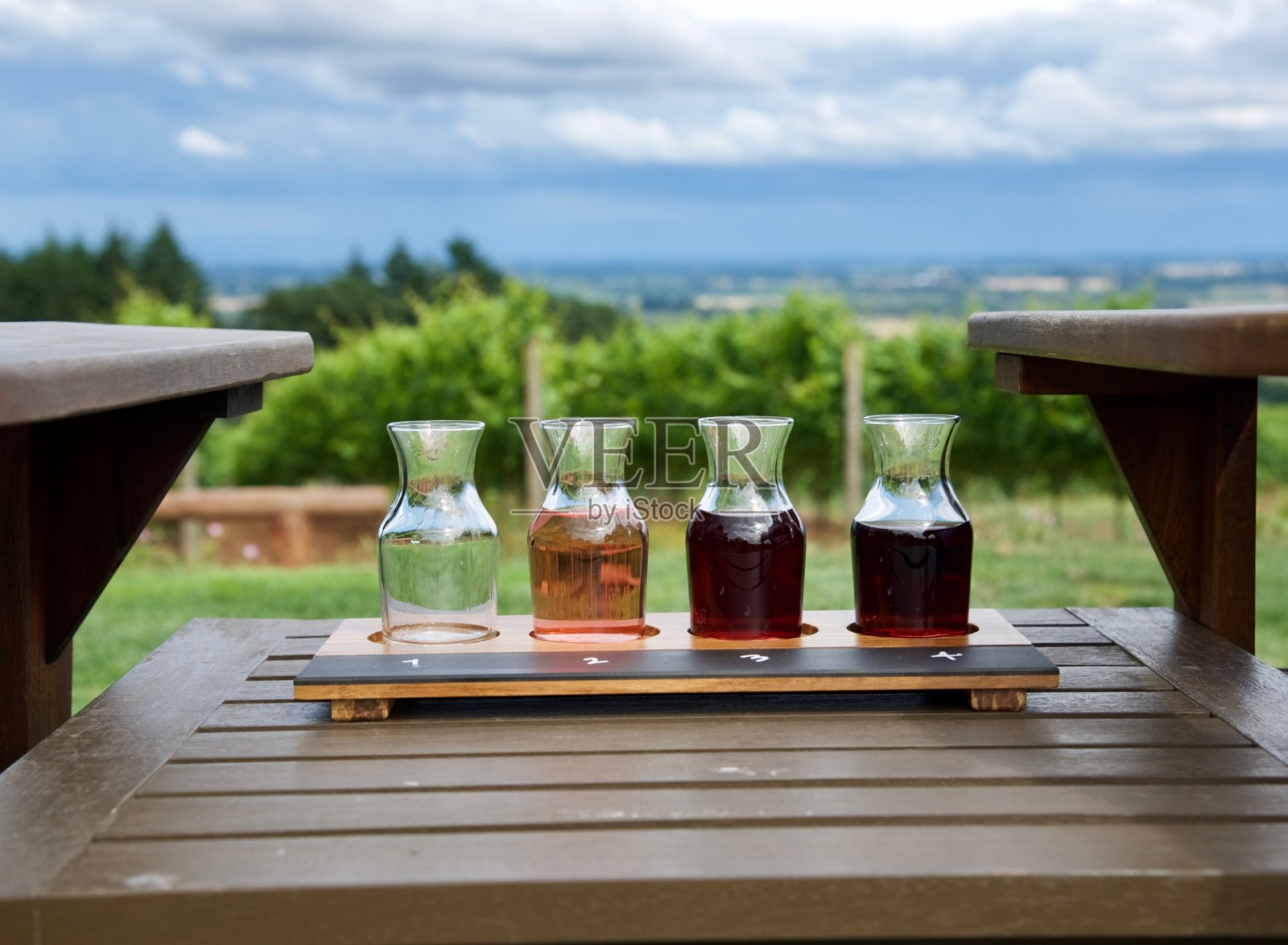 桌子上的饮料特写照片摄影图片