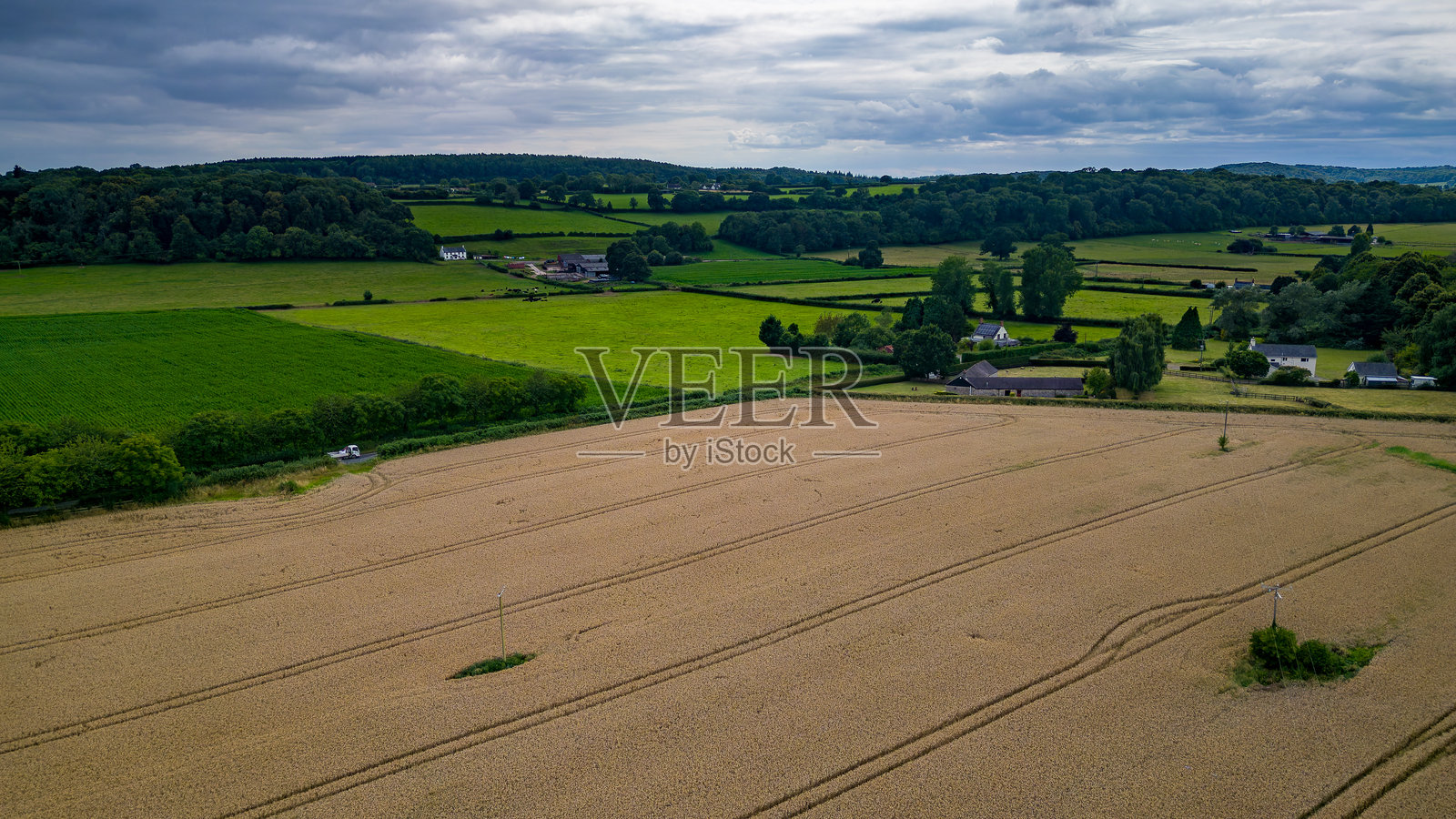 在一个暴风雨的夏日，鸟瞰威尔士农村的农田照片摄影图片