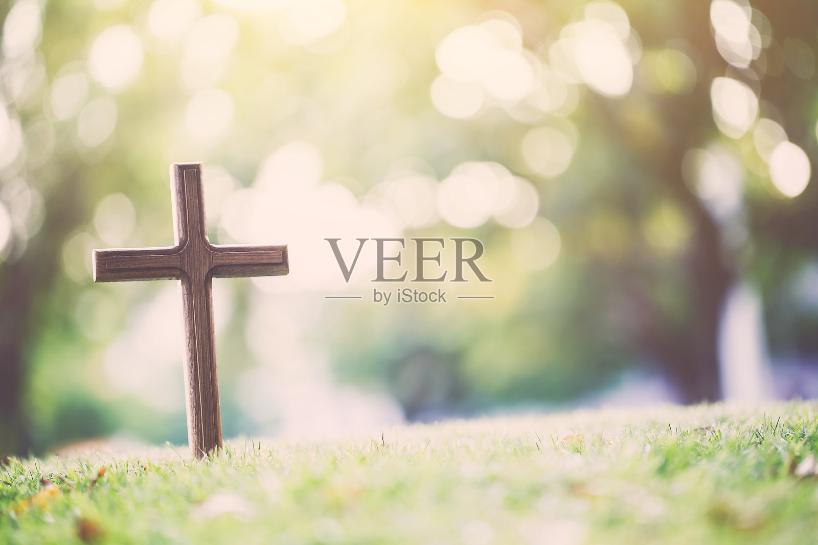 墓地中的十字架特写照片摄影图片