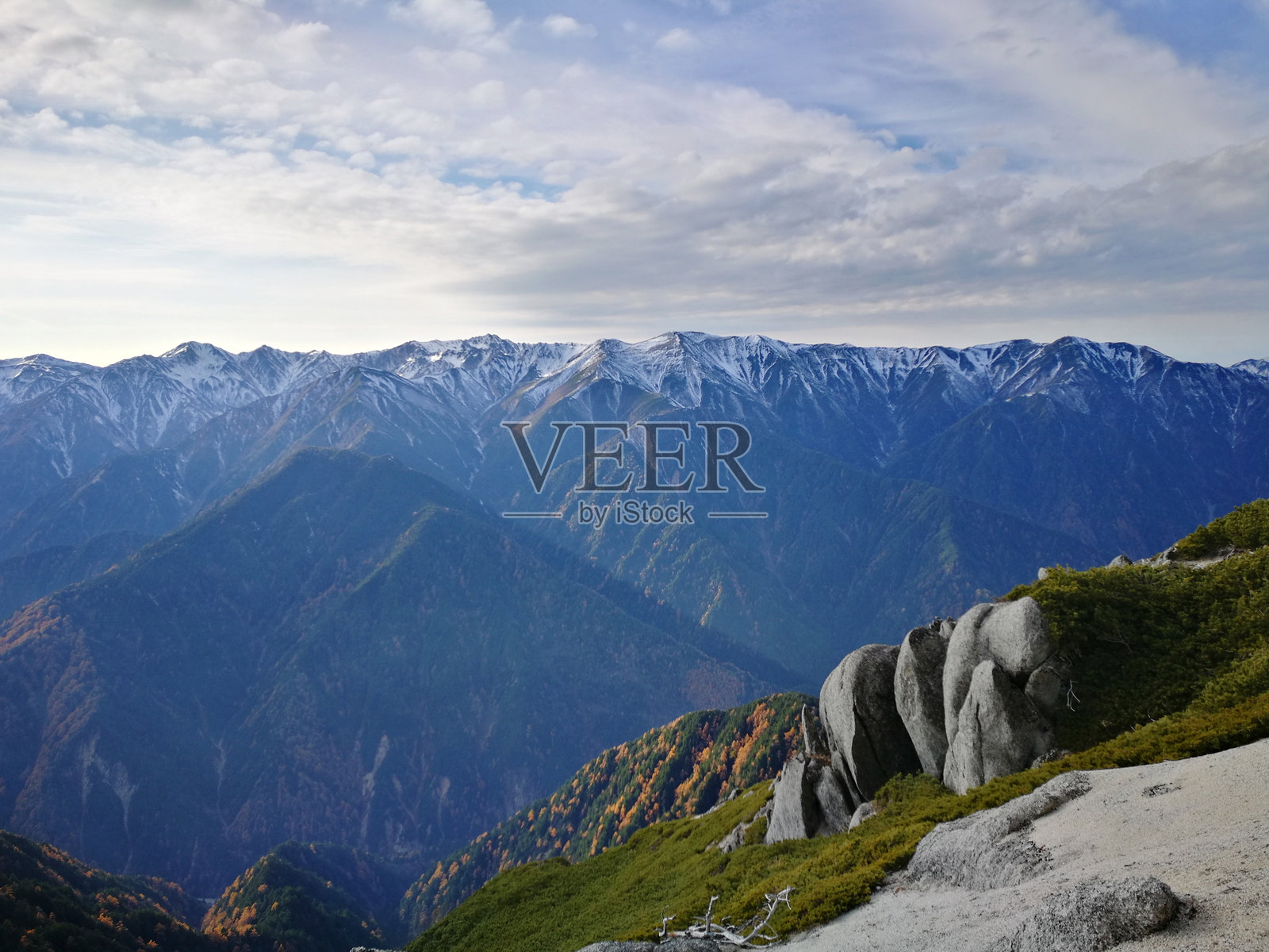 白雪皑皑的群山映衬着天空照片摄影图片