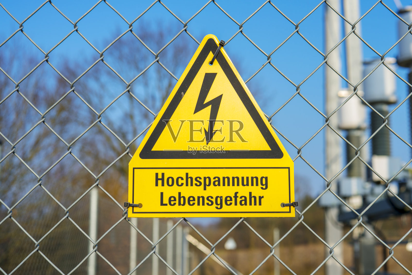 铁链围栏上的高压标志特写照片摄影图片