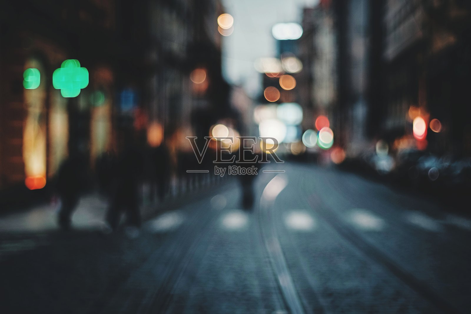 雨季夜晚的城市街道照明照片摄影图片