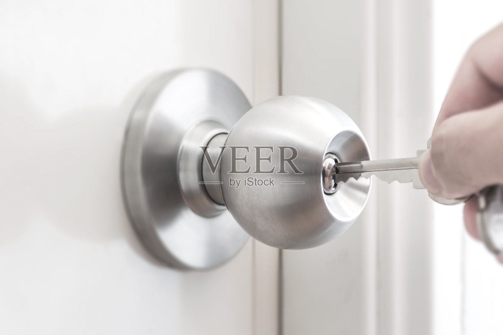 手用钥匙开门的特写照片摄影图片