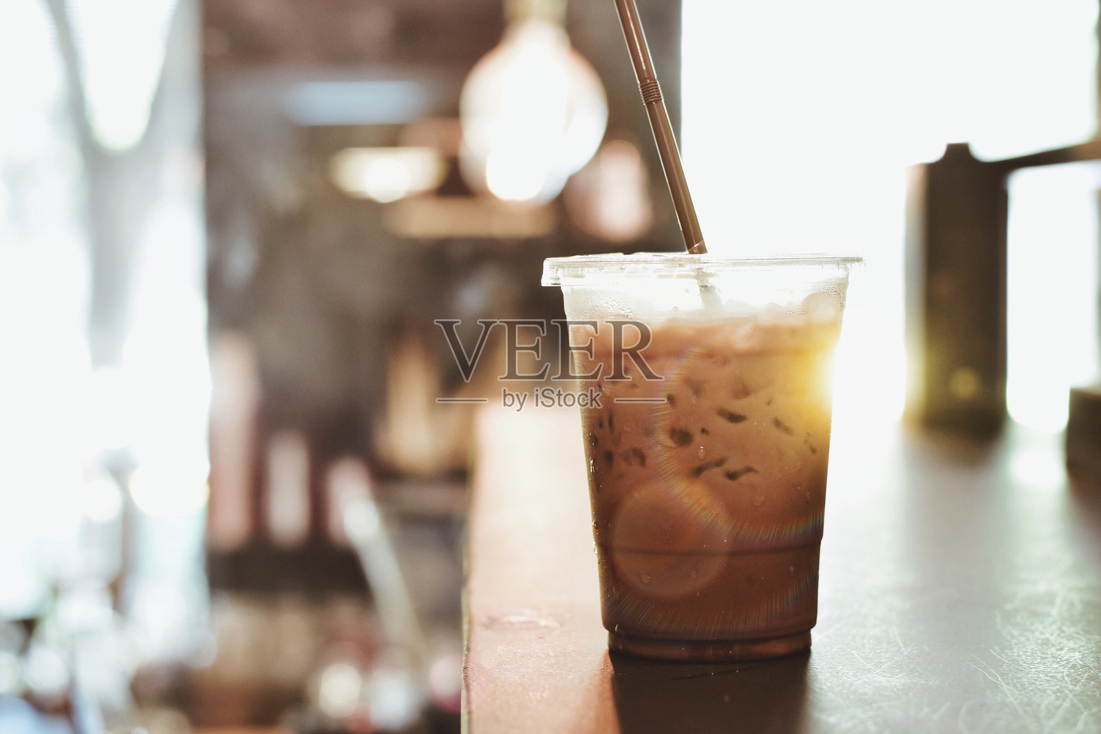 桌子上的饮料特写照片摄影图片