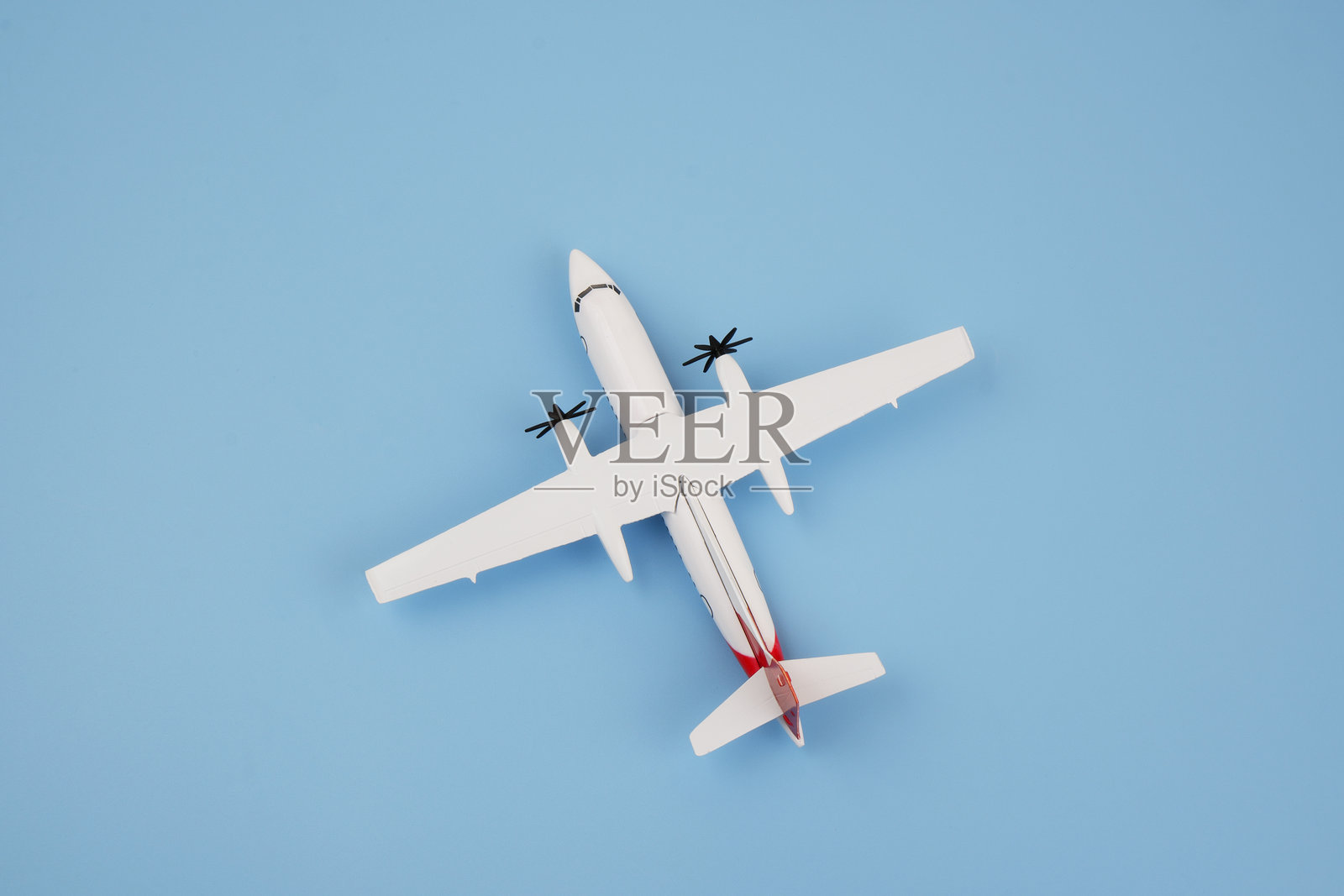 蓝色背景的飞机。照片摄影图片