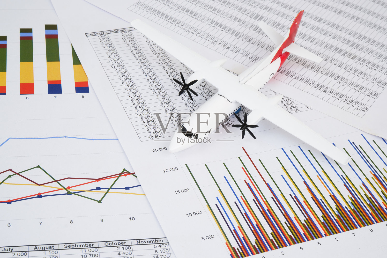 飞机模型上的财务文件近照。照片摄影图片