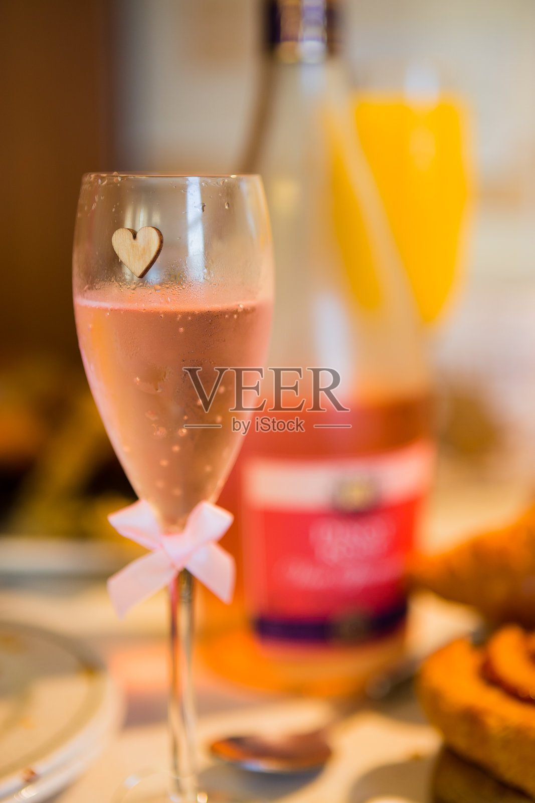 餐桌上长笛里的香槟特写照片摄影图片