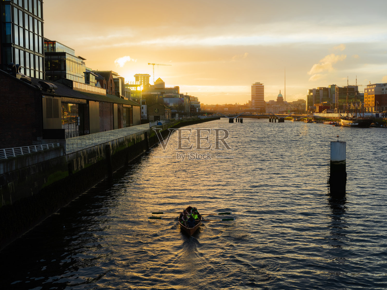 日落时都柏林市中心和河流的美景照片摄影图片