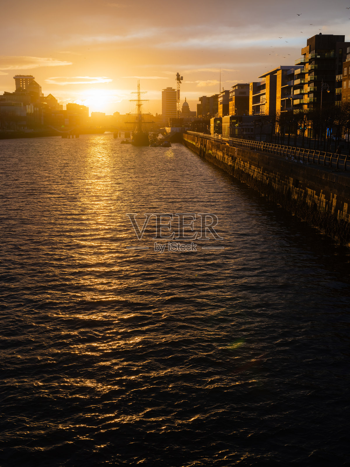 日落时都柏林市中心和河流的美景照片摄影图片