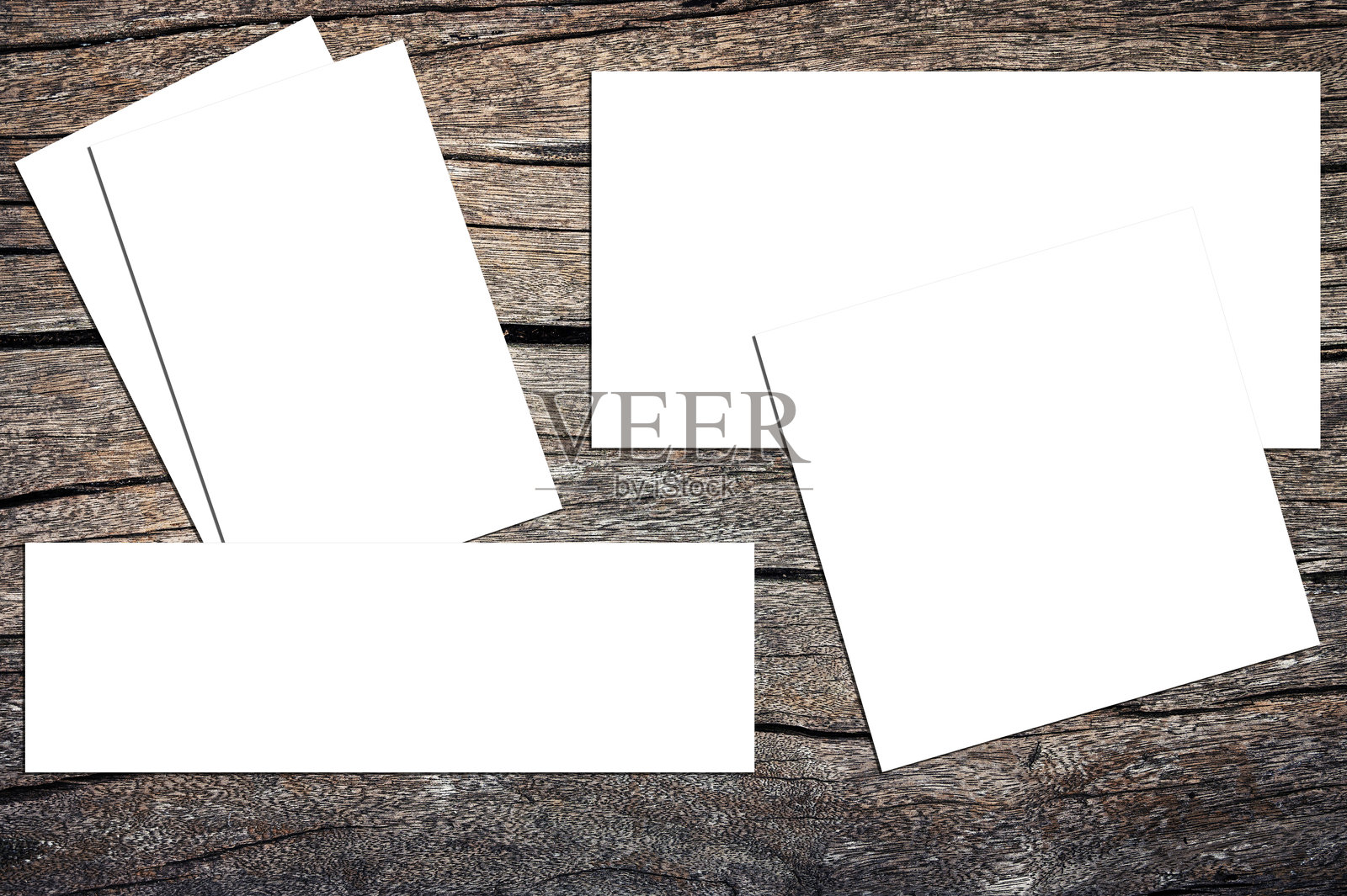 白色的留言卡在陈旧的木制背景上照片摄影图片