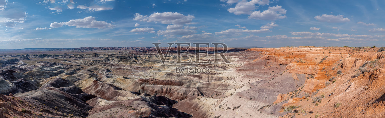 在彩色沙漠中的荒地形成照片摄影图片
