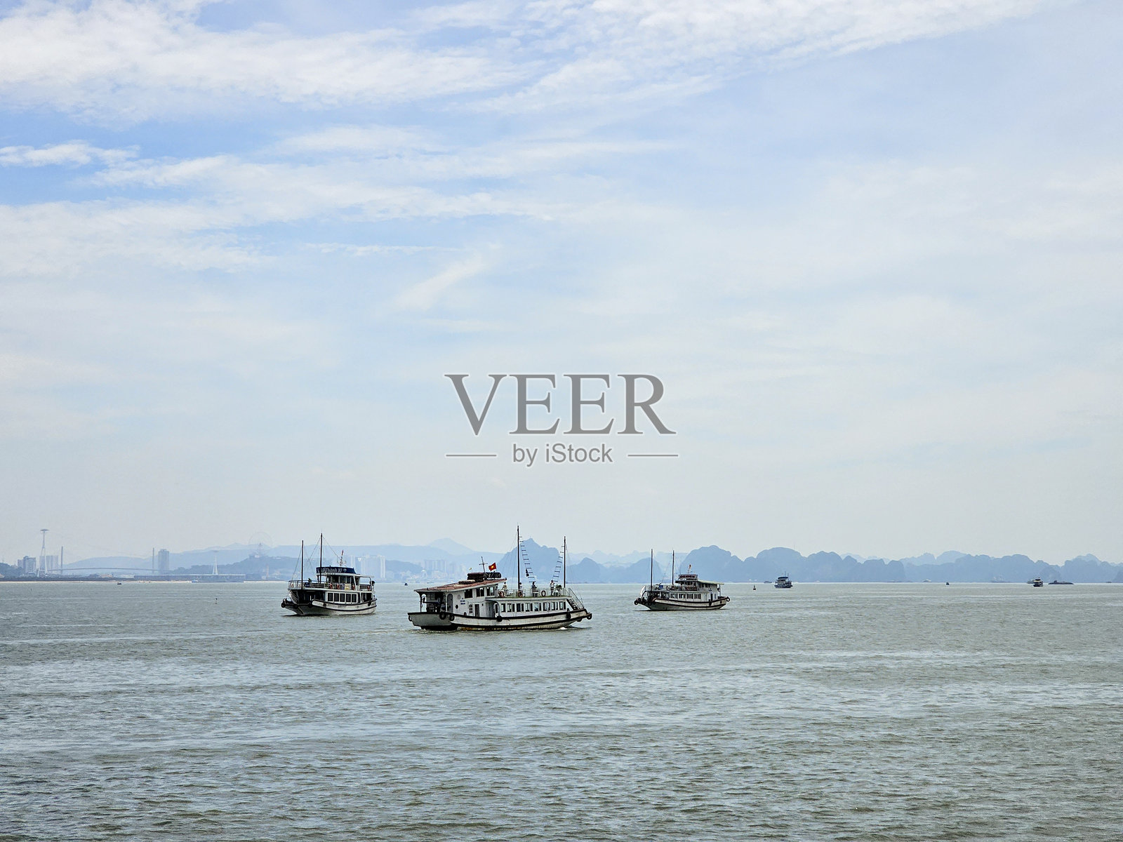 载着游客在下龙湾游览的船只照片摄影图片