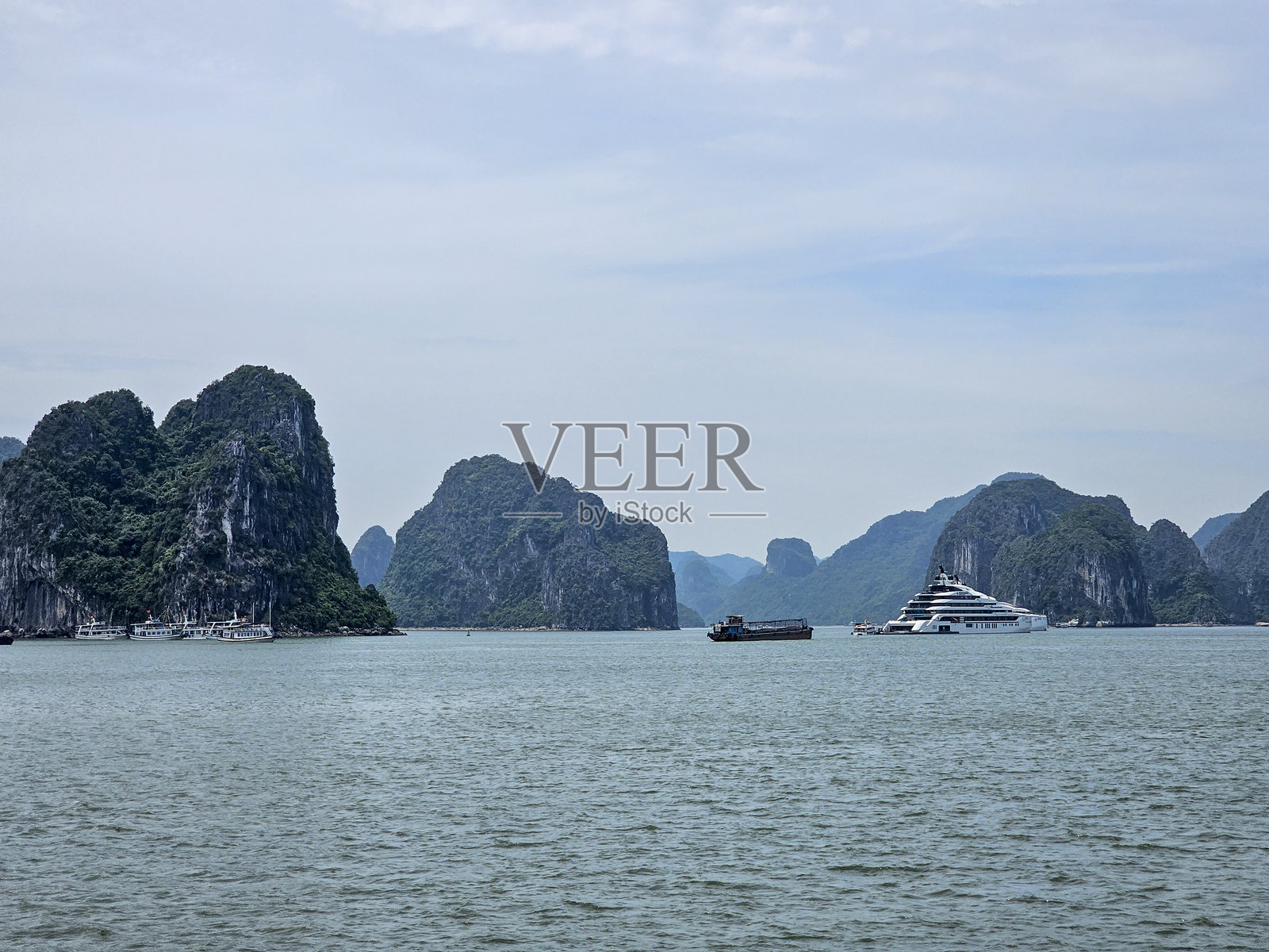 参观广宁省下龙湾的石灰岩岛屿照片摄影图片