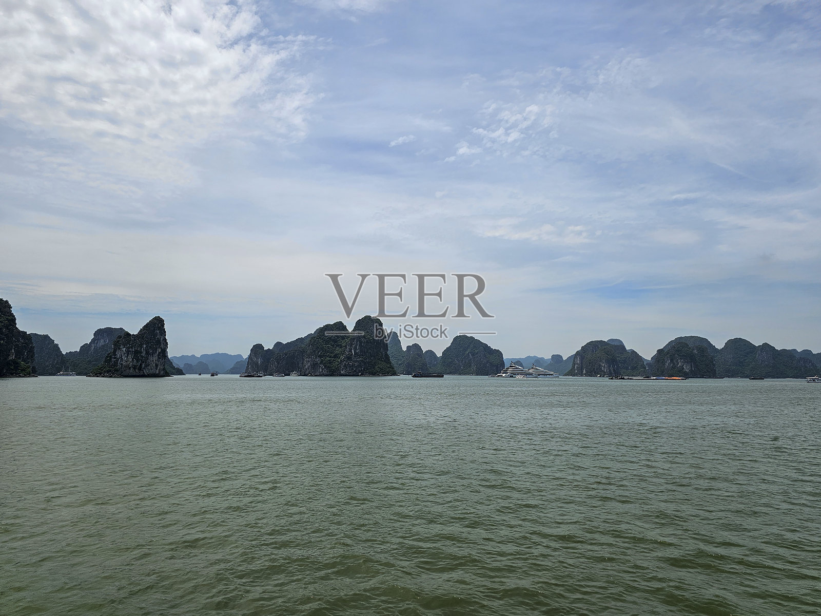 参观广宁省下龙湾的石灰岩岛屿照片摄影图片