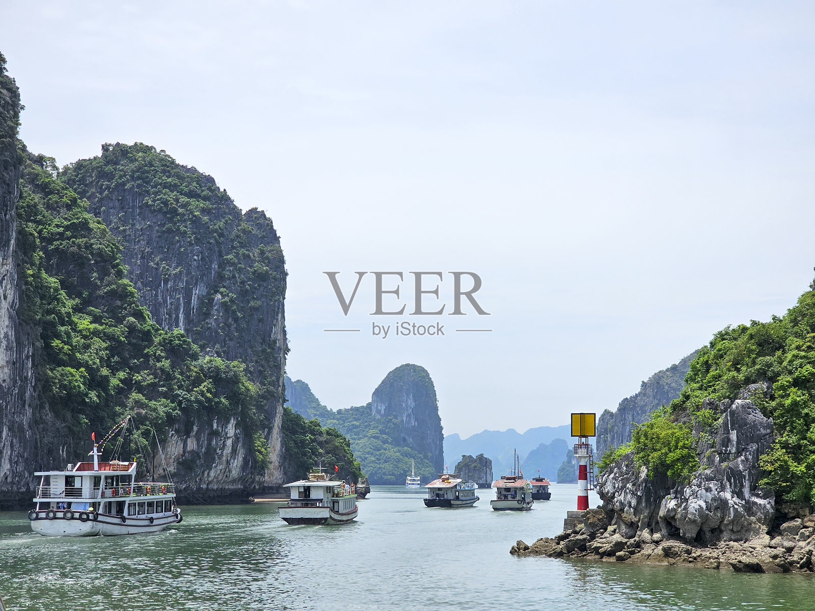 参观广宁省下龙湾的石灰岩岛屿照片摄影图片