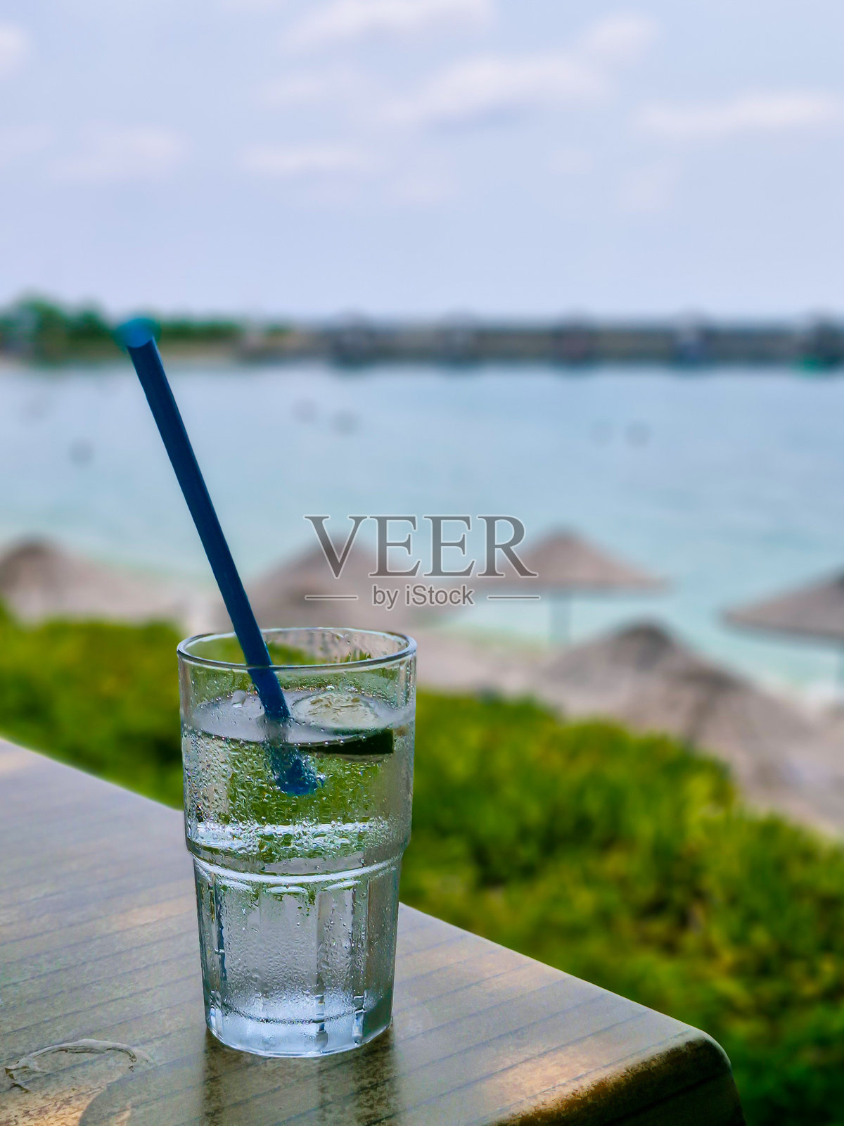 矿泉水饮料服务伴海、沙滩、阳光和阳光躺椅照片摄影图片