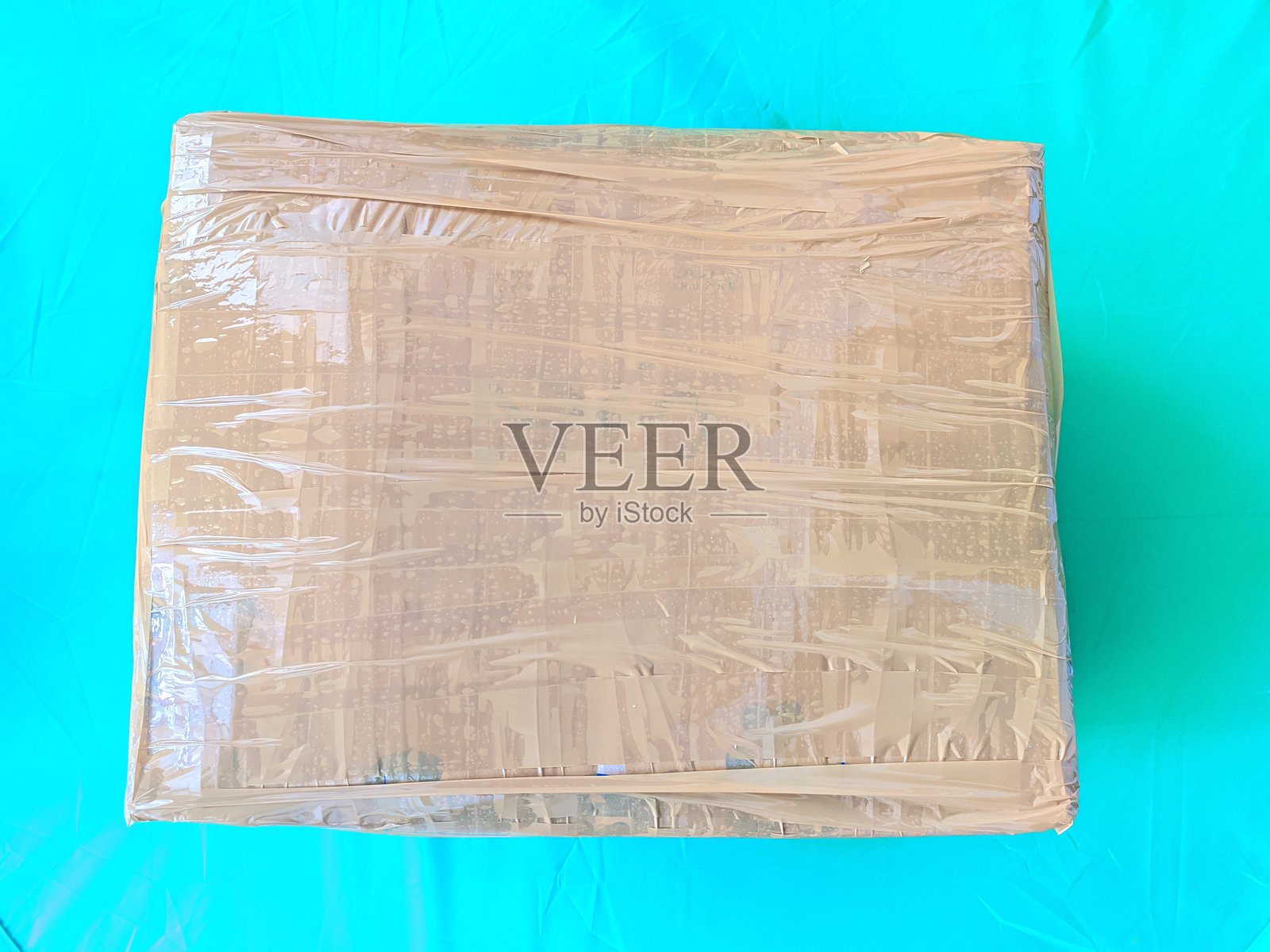 绿色背景的运输包装盒照片摄影图片