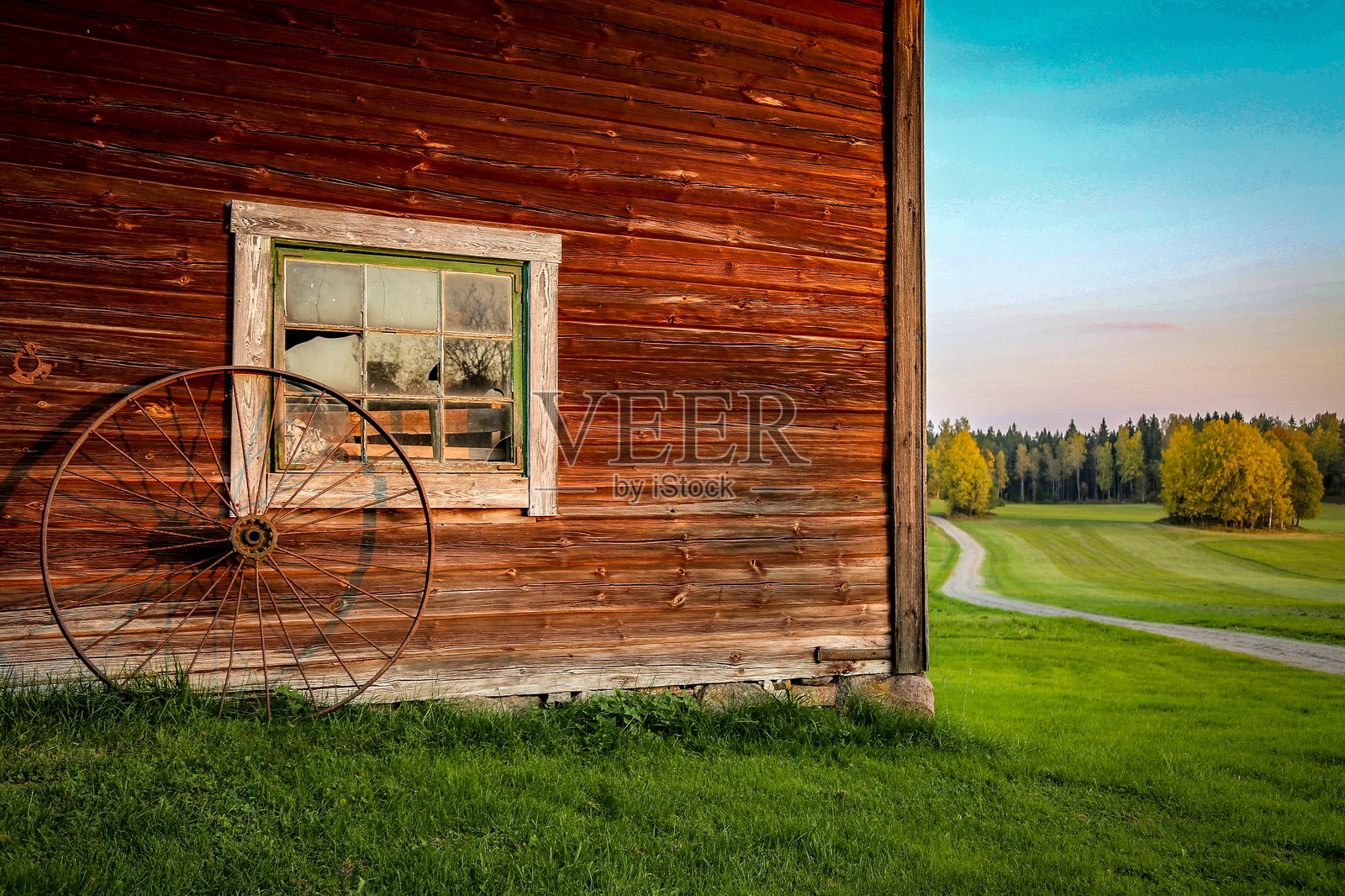 谷仓对着天空废弃的房子照片摄影图片