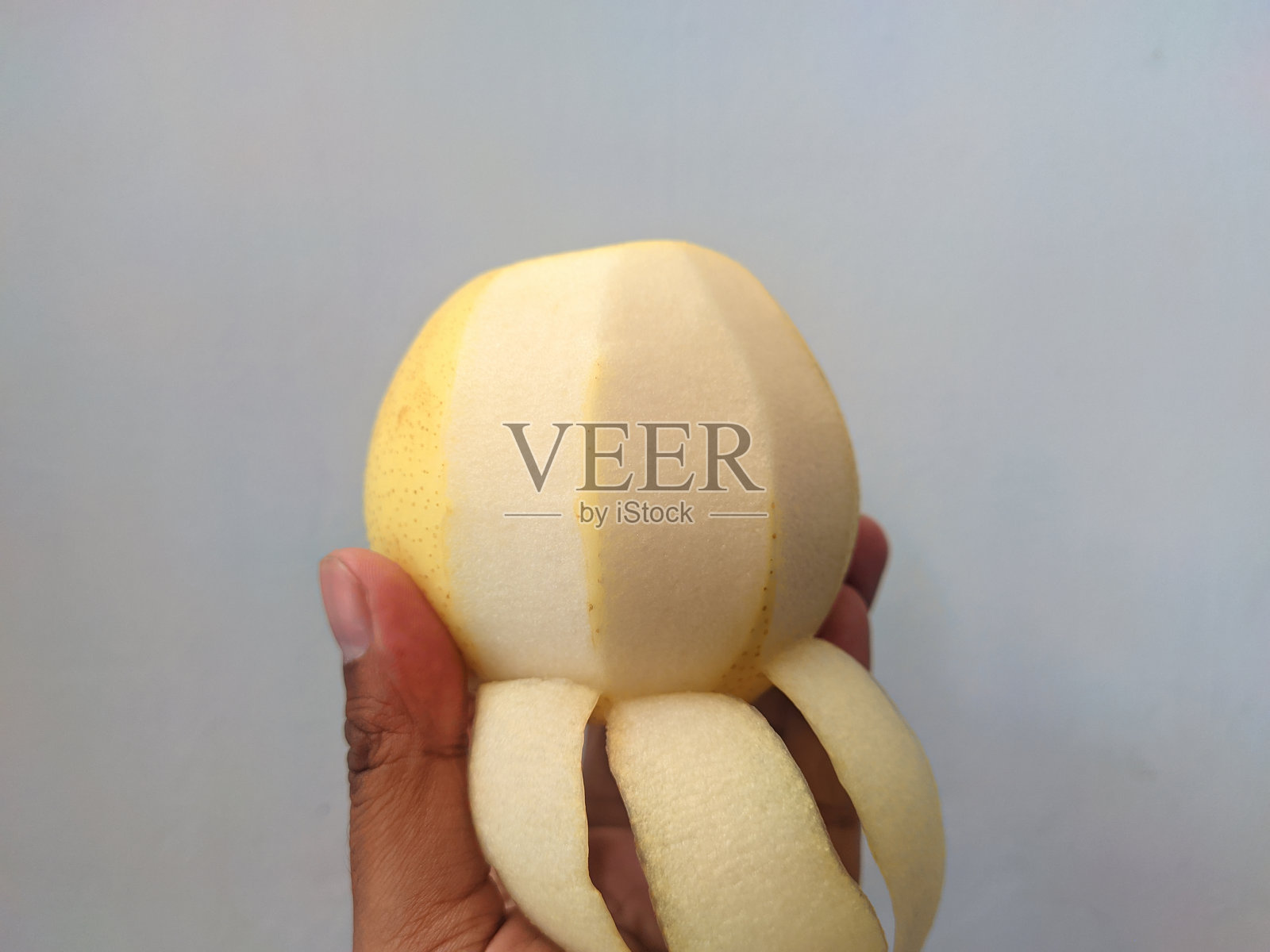 去一半皮的梨照片摄影图片