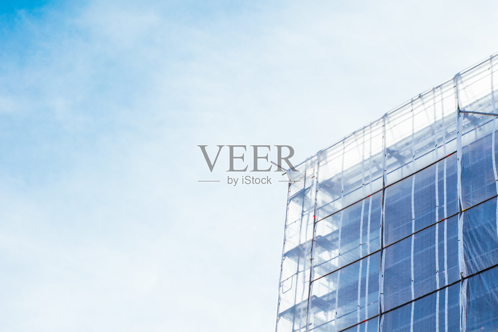 现代建筑对天空的低角度视图照片摄影图片