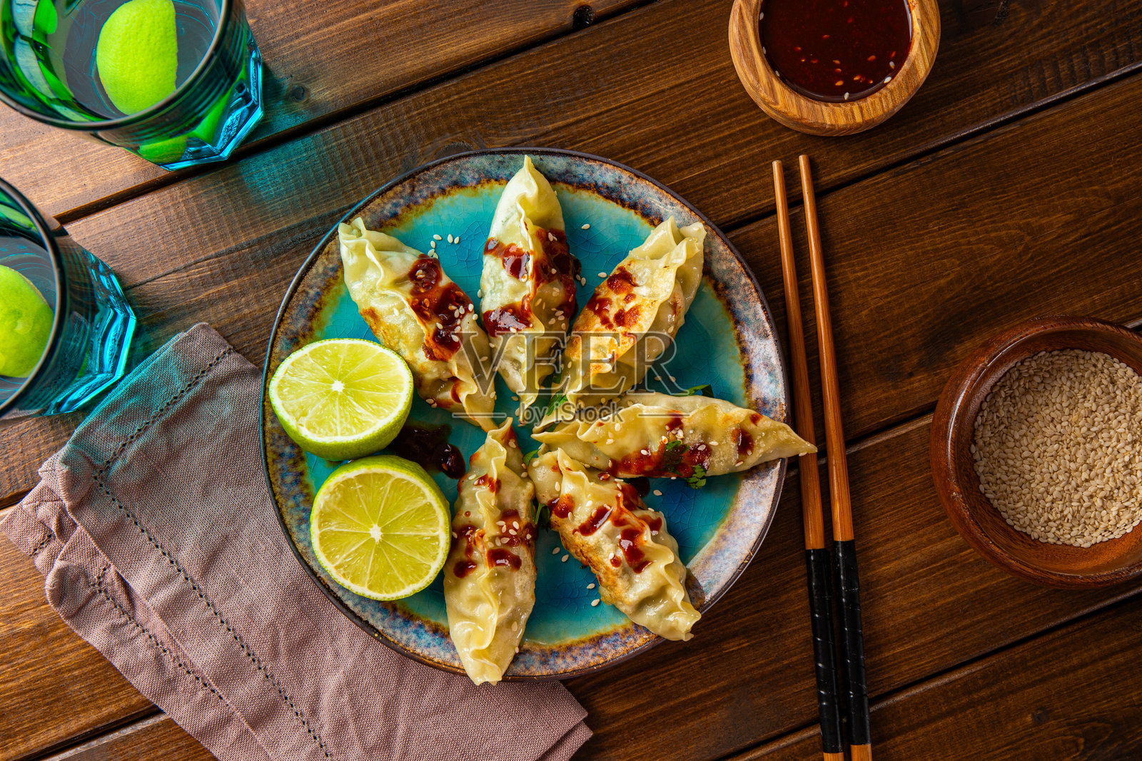 深色木制背景上的亚洲辣酱饺子照片摄影图片