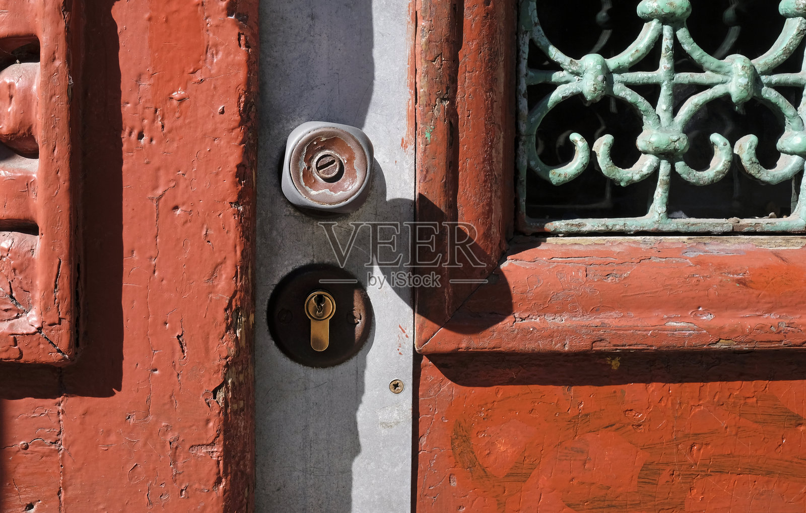 饱经风霜的入口，紧闭的门照片摄影图片