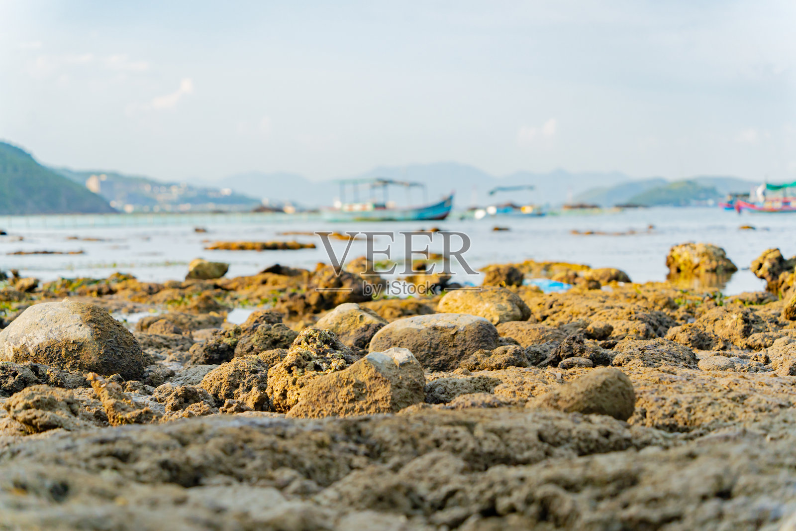 日落时海水退潮。照片摄影图片