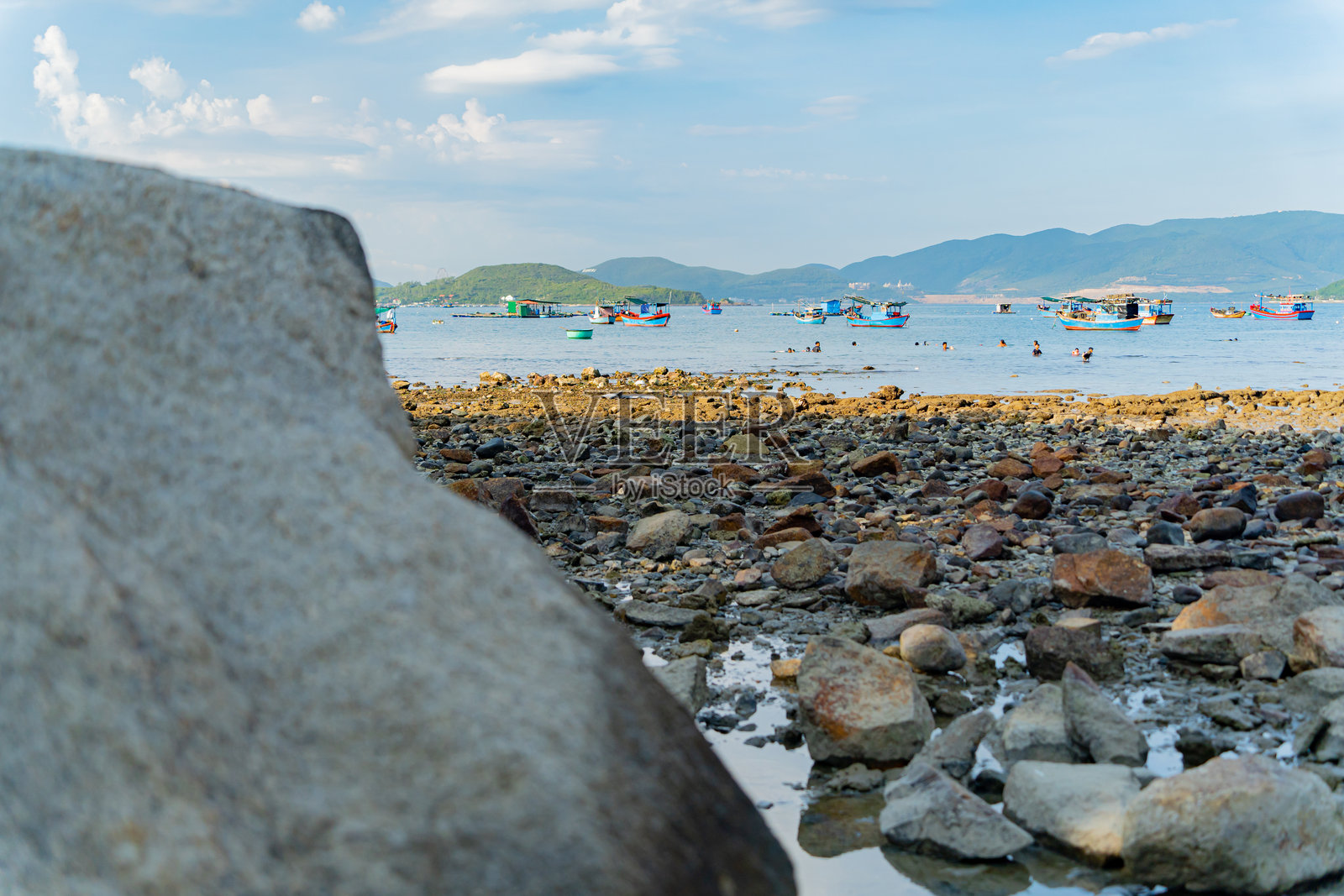 日落时海水退潮。照片摄影图片