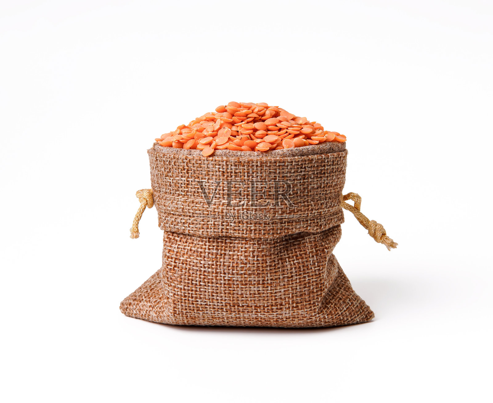 红色扁豆在粗麻袋袋的特写照片孤立在白色背景照片摄影图片